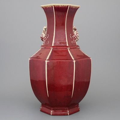 A Chinese porcelain monochrome red vase with peach handles, 18/19th C.