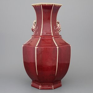 A Chinese porcelain monochrome red vase with peach handles, 18/19th C. — photo 1