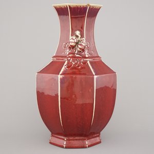 A Chinese porcelain monochrome red vase with peach handles, 18/19th C. — photo 5