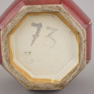 A Chinese porcelain monochrome red vase with peach handles, 18/19th C. — photo 8