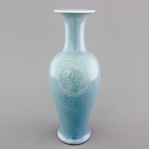 A Chinese porcelain monochrome underglaze decorated vase, 19/20th C. — photo 1