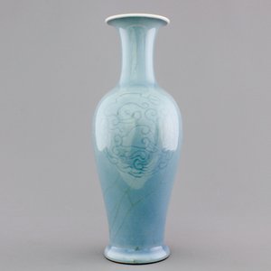 A Chinese porcelain monochrome underglaze decorated vase, 19/20th C. — photo 2