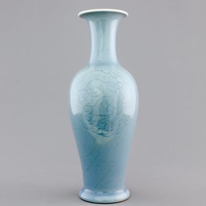 A Chinese porcelain monochrome underglaze decorated vase, 19/20th C. — photo 3
