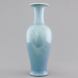 A Chinese porcelain monochrome underglaze decorated vase, 19/20th C. — photo 4