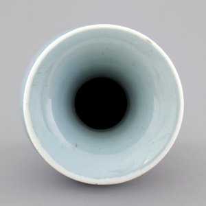A Chinese porcelain monochrome underglaze decorated vase, 19/20th C. — photo 5