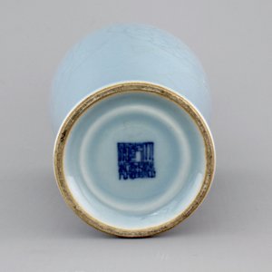 A Chinese porcelain monochrome underglaze decorated vase, 19/20th C. — photo 6