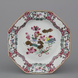 A Chinese porcelain octagonal famille rose plate, 18th C. — photo 1