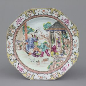A Chinese porcelain octagonal mandarin plate, Qianlong, 18th C. — 照片 1