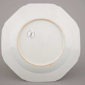 A Chinese porcelain octagonal mandarin plate, Qianlong, 18th C. — 照片 4