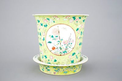 Un cache-pot sur présentoir en porcelaine de Chine, 19/20ème