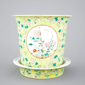 Un cache-pot sur présentoir en porcelaine de Chine, 19/20ème — photo 1