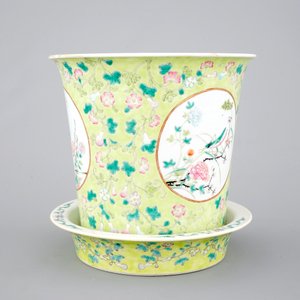 Un cache-pot sur présentoir en porcelaine de Chine, 19/20ème — photo 2