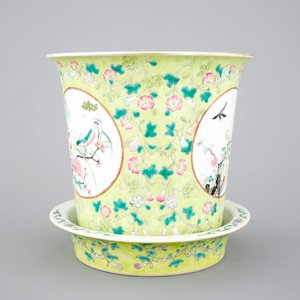 Un cache-pot sur présentoir en porcelaine de Chine, 19/20ème — photo 3