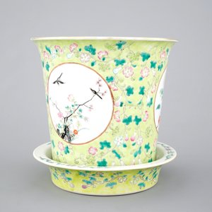 Un cache-pot sur présentoir en porcelaine de Chine, 19/20ème — photo 4