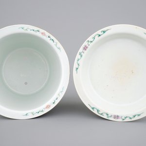 Un cache-pot sur présentoir en porcelaine de Chine, 19/20ème — photo 5