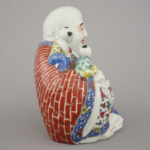 A Chinese porcelain polychrome buddha with boys, 19/20th C. — 照片 7