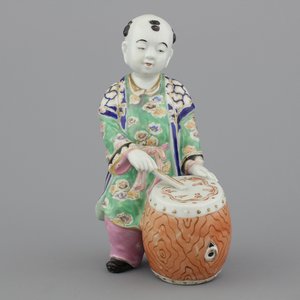 A Chinese porcelain polychrome figure of a drummer, 19/20th C. — 照片 1