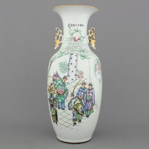A Chinese porcelain polychrome vase with an imperial palace scene, 19th C. — photo 1