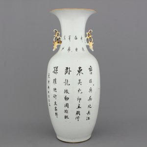 A Chinese porcelain polychrome vase with an imperial palace scene, 19th C. — photo 2