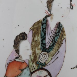 A Chinese porcelain polychrome vase with ladies in a garden, 19th C. — photo 5