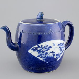 A Chinese porcelain powder blue teapot and cover, Kangxi, ca. 1700 — photo 1