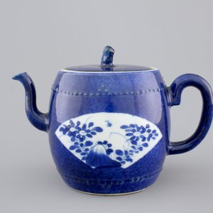 A Chinese porcelain powder blue teapot and cover, Kangxi, ca. 1700 — photo 2