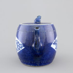 A Chinese porcelain powder blue teapot and cover, Kangxi, ca. 1700 — photo 3