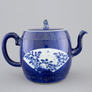 A Chinese porcelain powder blue teapot and cover, Kangxi, ca. 1700 — photo 4