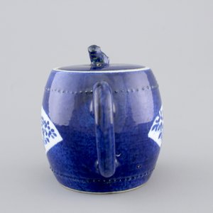 A Chinese porcelain powder blue teapot and cover, Kangxi, ca. 1700 — photo 5