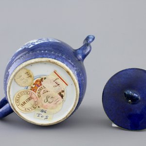 A Chinese porcelain powder blue teapot and cover, Kangxi, ca. 1700 — photo 6