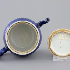 A Chinese porcelain powder blue teapot and cover, Kangxi, ca. 1700 — photo 7