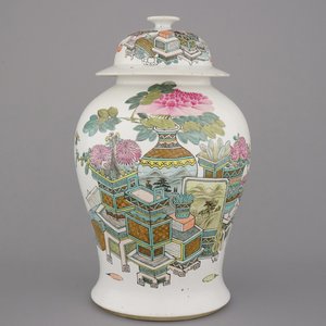 A Chinese porcelain Qianjiang style baluster vase and cover, ca. 1900 — photo 1
