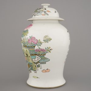 A Chinese porcelain Qianjiang style baluster vase and cover, ca. 1900 — photo 2