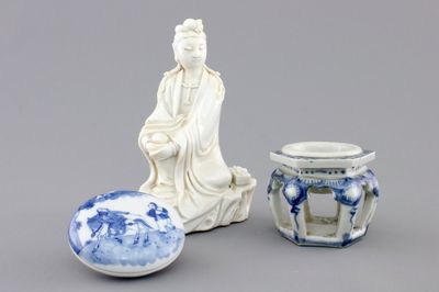 A Chinese porcelain seal wax box and cover, a Dehua blanc de Chine guanyin and a blue and white salt, 18/19th C.