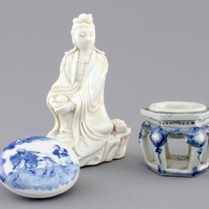 A Chinese porcelain seal wax box and cover, a Dehua blanc de Chine guanyin and a blue and white salt, 18/19th C. — photo 1