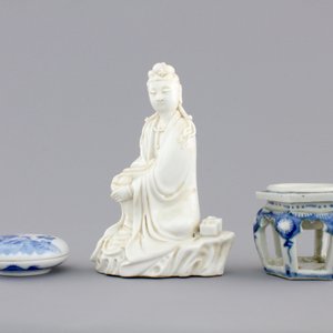 A Chinese porcelain seal wax box and cover, a Dehua blanc de Chine guanyin and a blue and white salt, 18/19th C. — photo 2