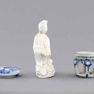 A Chinese porcelain seal wax box and cover, a Dehua blanc de Chine guanyin and a blue and white salt, 18/19th C. — photo 3