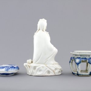 A Chinese porcelain seal wax box and cover, a Dehua blanc de Chine guanyin and a blue and white salt, 18/19th C. — photo 4