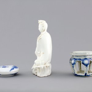 A Chinese porcelain seal wax box and cover, a Dehua blanc de Chine guanyin and a blue and white salt, 18/19th C. — photo 5