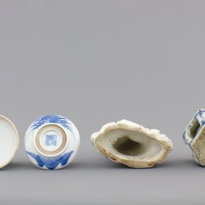 A Chinese porcelain seal wax box and cover, a Dehua blanc de Chine guanyin and a blue and white salt, 18/19th C. — photo 6