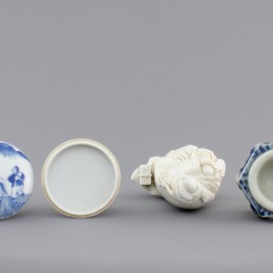 A Chinese porcelain seal wax box and cover, a Dehua blanc de Chine guanyin and a blue and white salt, 18/19th C. — photo 7