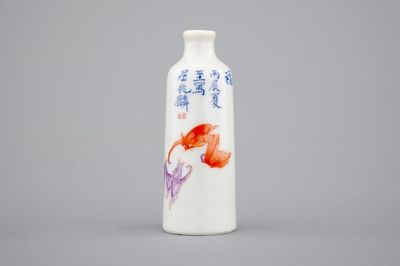 A Chinese porcelain snuff bottle with bats along a vase, 19th C.