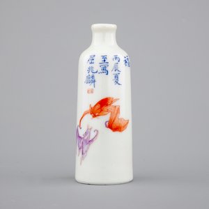 A Chinese porcelain snuff bottle with bats along a vase, 19th C. — foto 1
