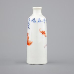 A Chinese porcelain snuff bottle with bats along a vase, 19th C. — foto 2