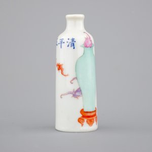 A Chinese porcelain snuff bottle with bats along a vase, 19th C. — foto 3