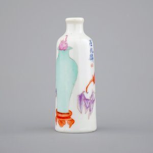 A Chinese porcelain snuff bottle with bats along a vase, 19th C. — foto 4