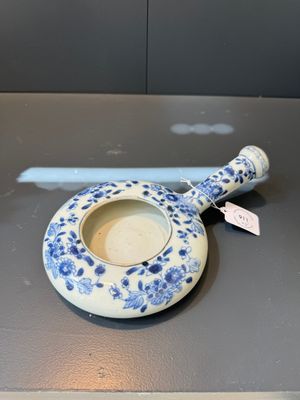 A Chinese porcelain spittoon, two walking stick knobs, five knife handles, Kangxi/Qianlong — photo 1