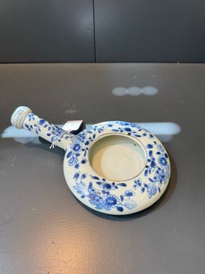 A Chinese porcelain spittoon, two walking stick knobs, five knife handles, Kangxi/Qianlong — photo 2