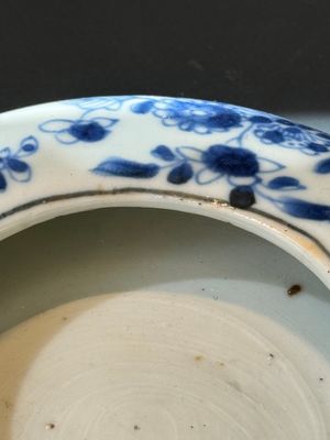 A Chinese porcelain spittoon, two walking stick knobs, five knife handles, Kangxi/Qianlong — photo 3