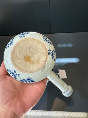 A Chinese porcelain spittoon, two walking stick knobs, five knife handles, Kangxi/Qianlong — photo 4
